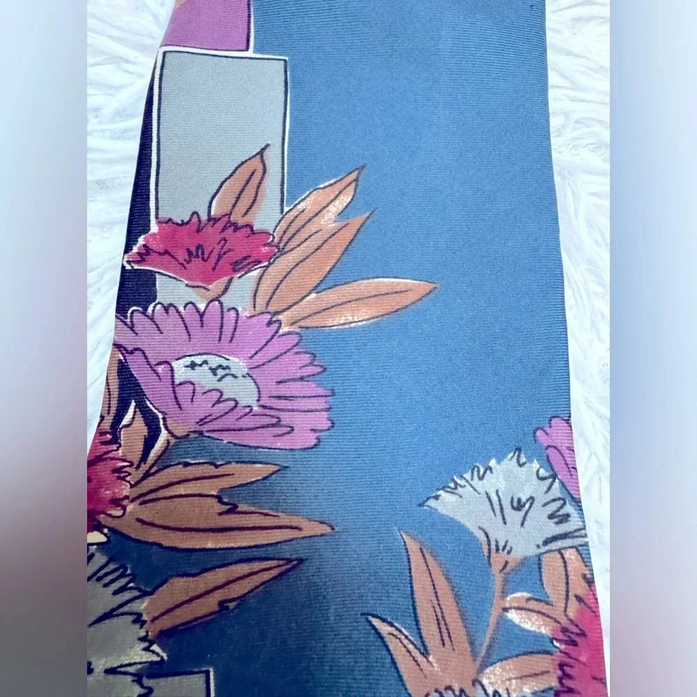 Don Loper of Beverly Hills-100% Italian silk blue w/floral geometric pattern tie